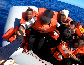Sea Eye in rotta verso Ancona salva altri 61 migranti, due neonati sono gravi